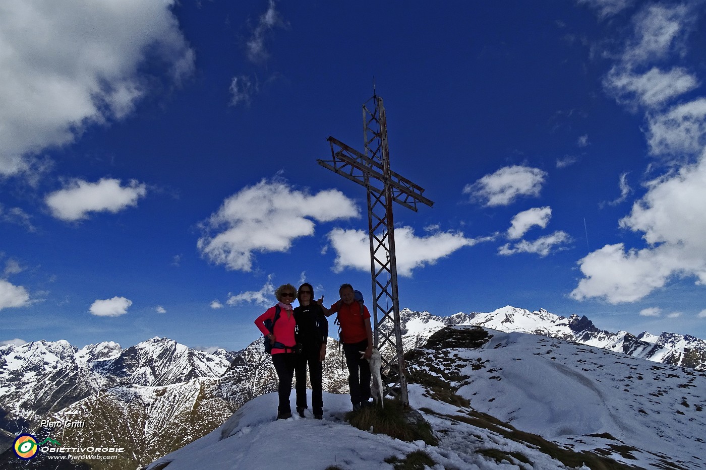 04 Alla croce dell'anticima (2205 m)...bella dritta!.JPG -                                